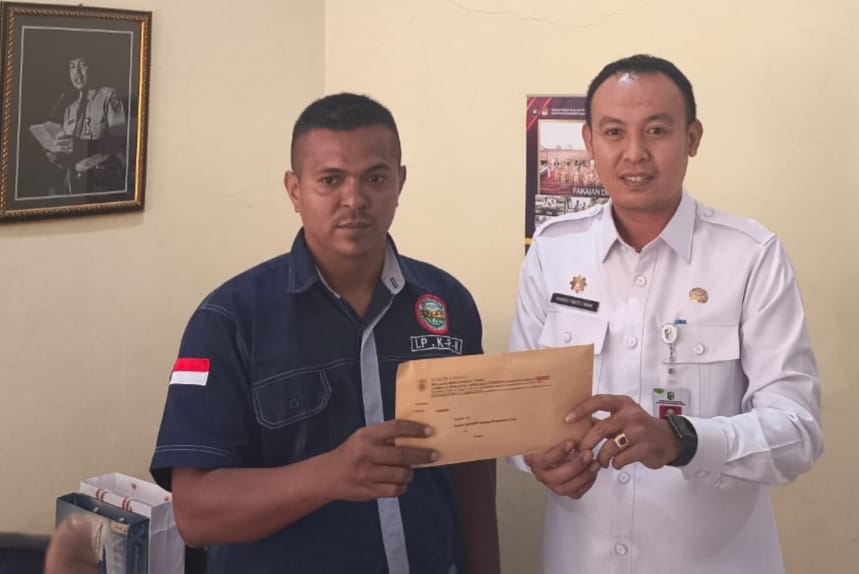 Ketua LP-KPK Boltara menyerahkan surat kepada Kaban BKDSDM