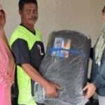 Dewi Zandra Astuti Mondo, Serahkan Bantuan Kanopi untuk Warga.