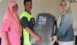 Dewi Zandra Astuti Mondo, Serahkan Bantuan Kanopi untuk Warga.