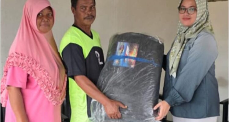 Dewi Zandra Astuti Mondo, Serahkan Bantuan Kanopi untuk Warga. Dewi Zandra Astuti Mondo, Serahkan Bantuan Kanopi untuk Warga.