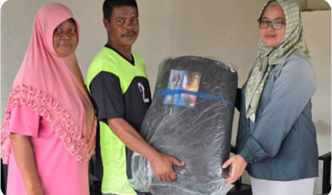 Dewi Zandra Astuti Mondo, Serahkan Bantuan Kanopi untuk Warga.