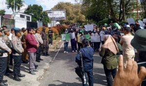 DPRD Kotamobagu Terima Massa Aksi Peduli Dokter Sitti Korompot. DPRD Kotamobagu Terima Massa Aksi Peduli Dokter Sitti Korompot.