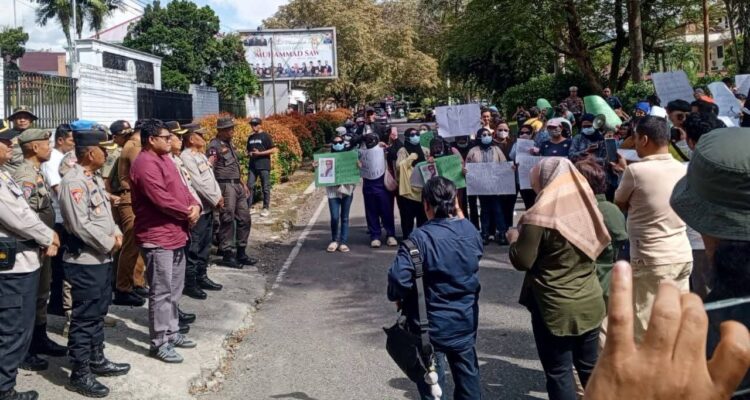 DPRD Kotamobagu Terima Massa Aksi Peduli Dokter Sitti Korompot.