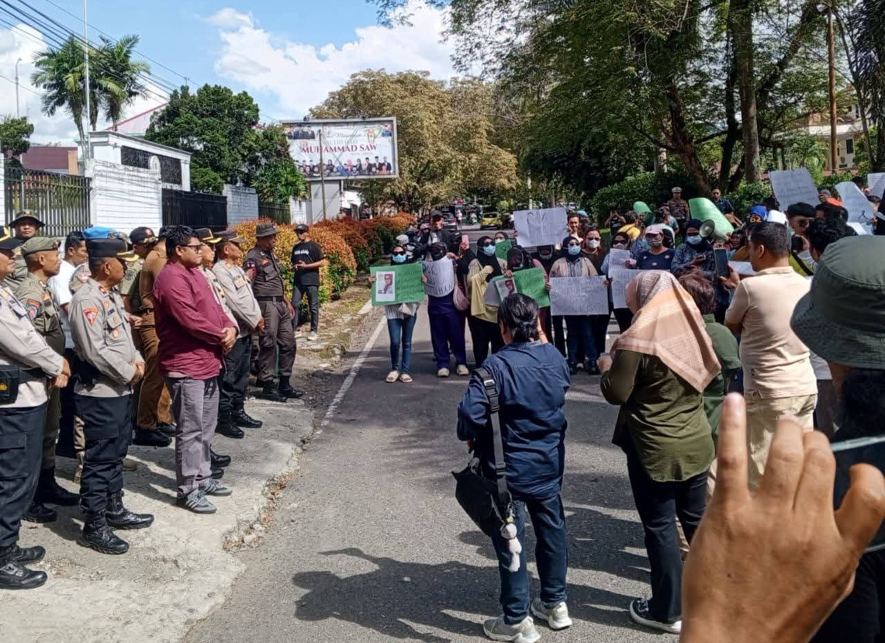 DPRD Kotamobagu Terima Massa Aksi Peduli Dokter Sitti Korompot.