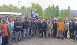 Aliansi Pejuang Penambang Emas Duduki DPRD Boltara. Aliansi Pejuang Penambang Emas Duduki DPRD Boltara.