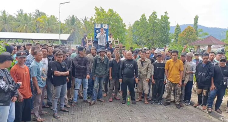 Aliansi Pejuang Penambang Emas Duduki DPRD Boltara. Aliansi Pejuang Penambang Emas Duduki DPRD Boltara.