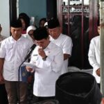 Sirajudin Lasena, Pimpin Upacara Pemakaman HD Terlihat Kesedihan Serta Tagisan Mendalam. Sirajudin Lasena, Pimpin Upacara Pemakaman HD Terlihat Kesedihan Serta Tagisan Mendalam.