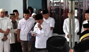 Sirajudin Lasena, Pimpin Upacara Pemakaman HD Terlihat Kesedihan Serta Tagisan Mendalam.