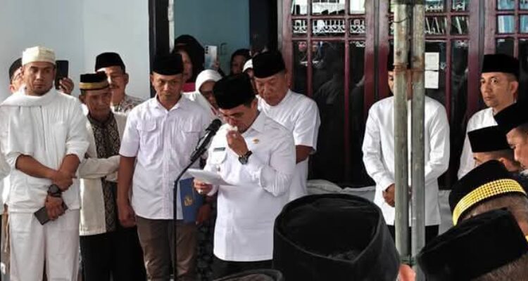 Sirajudin Lasena, Pimpin Upacara Pemakaman HD Terlihat Kesedihan Serta Tagisan Mendalam.