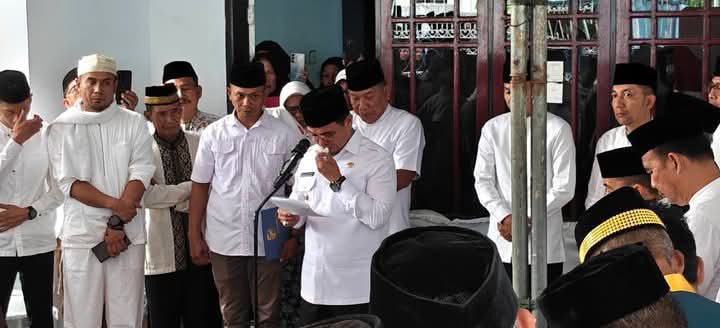 Sirajudin Lasena, Pimpin Upacara Pemakaman HD Terlihat Kesedihan Serta Tagisan Mendalam.
