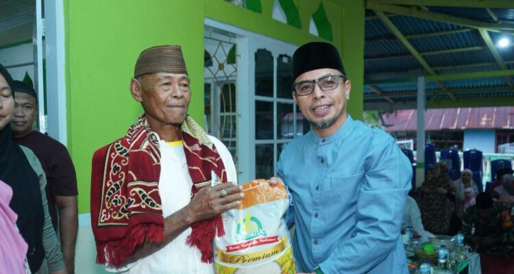 Tim Satu Safari Ramadan Pemda Bolmut Serahkan Bantuan Sembako.