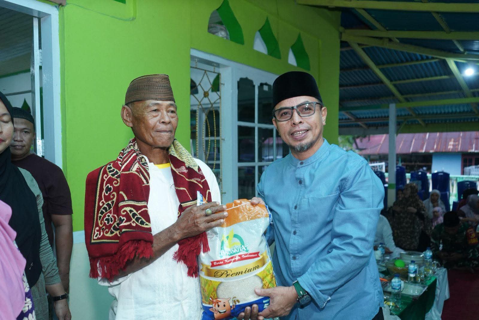 Tim Satu Safari Ramadan Pemda Bolmut Serahkan Bantuan Sembako.